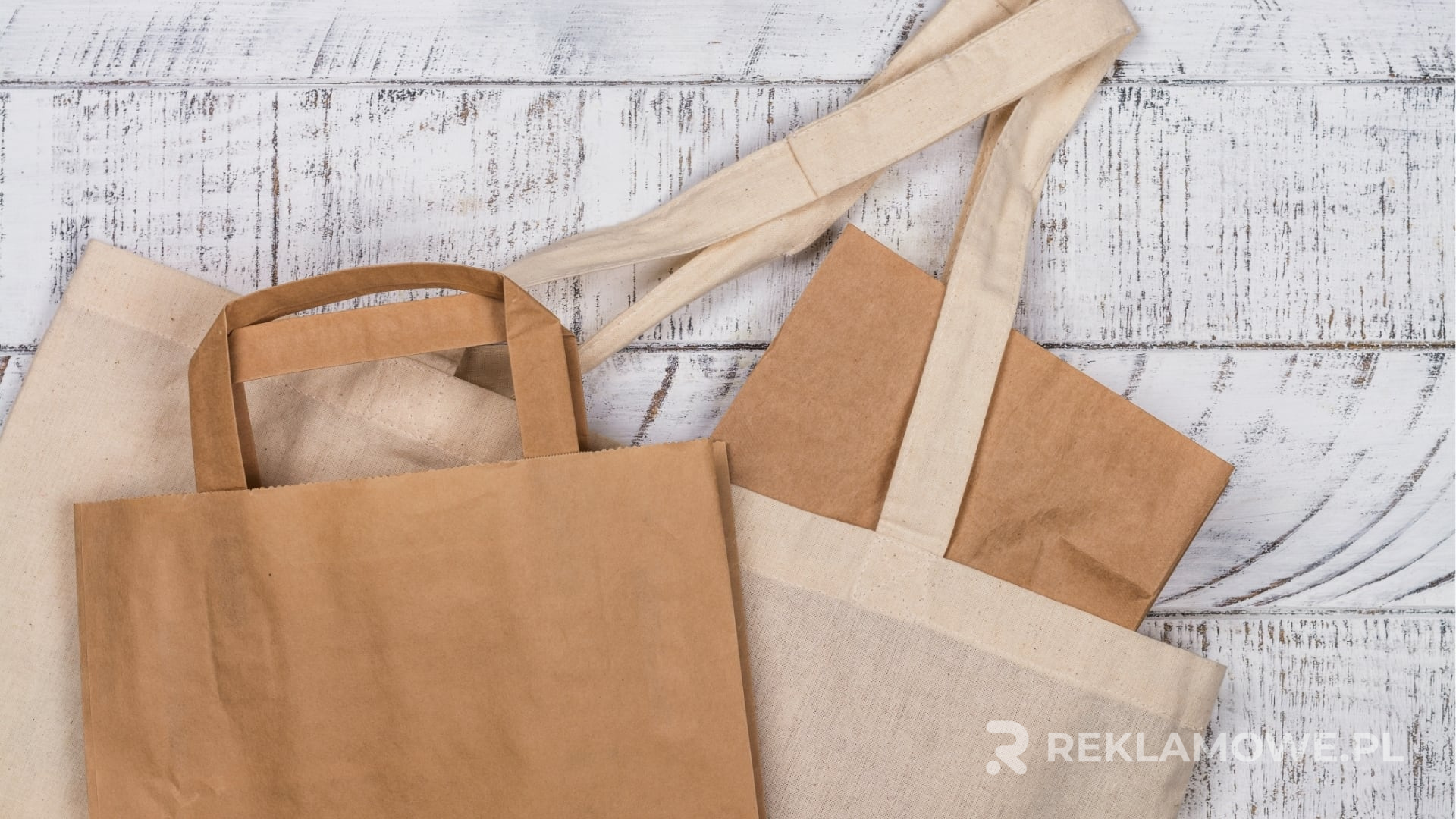 Stos różnorodnych toreb reklamowych