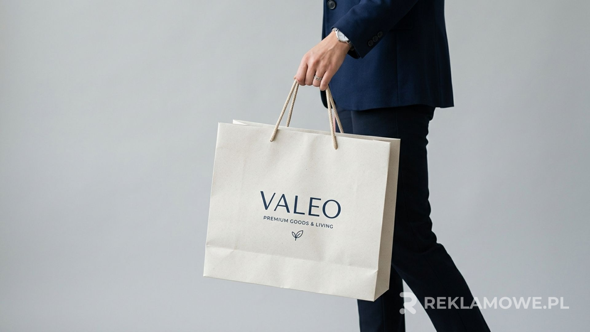 Torba reklamowa wielorazowa używana przez klientów podczas zakupów