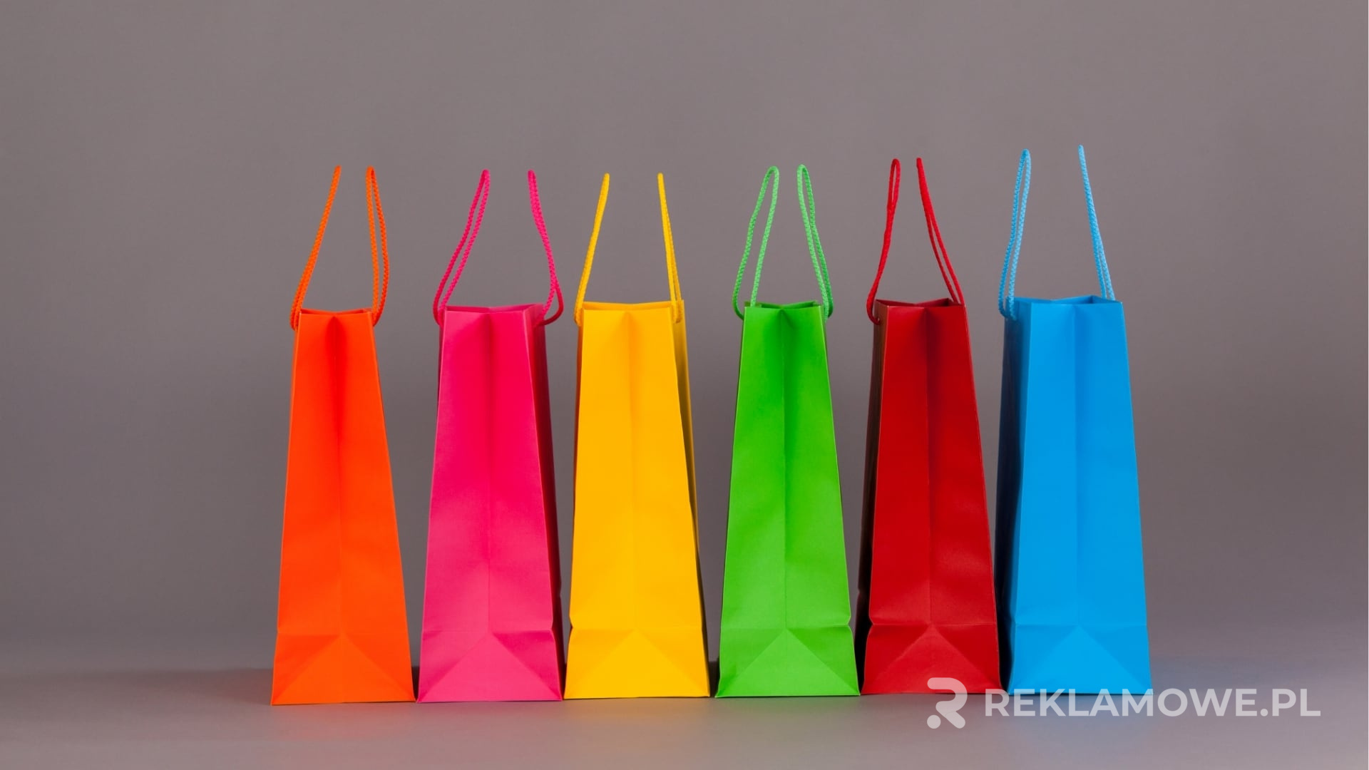 Torba reklamowa używana w sklepie detalicznym